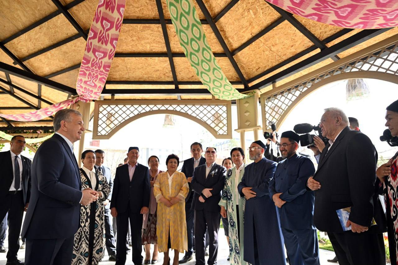 The President participates in a festive celebration in a mahalla